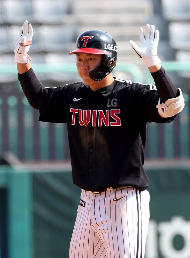 16일 오후 인천SSG랜더스필드에서 열린 2025 KB0리그 SSG랜더스와 LG트윈스의 프로야구 시범경기에서 5회초 무사 1루 이주헌이 동점을 만드는 1타점 적시 2루타를 치고 출루하고 있다. 인천=김민규 기자 mgkim1@edaily.co.kr /2025.03.16/