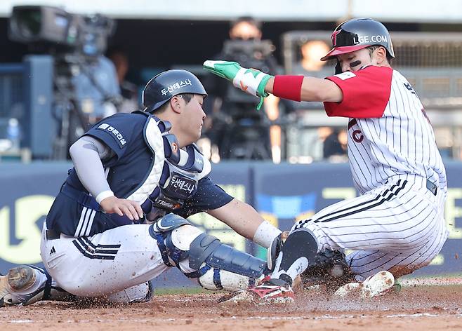 <yonhap photo-3887=""> 격돌 (서울=연합뉴스) 류영석 기자 = 22일 잠실야구장에서 열린 프로야구 2025 KBO리그 두산 베어스와 LG 트윈스의 경기. 3회말 1사 만루 상황 LG 오스틴 희생플라이 타격 때 3루 주자 박해민이 홈인하고 있다. 2025.6.22 ondol@yna.co.kr/2025-06-22 18:21:36/ <저작권자 ⓒ 1980-2025 ㈜연합뉴스. 무단 전재 재배포 금지, AI 학습 및 활용 금지></yonhap>