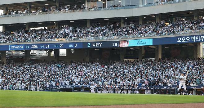 <yonhap photo-5950="">1일 경남 창원NC파크에서 열린 프로야구 2025 신한 SOL 뱅크 KBO리그 한화이글스와 NC다이노스 경기. 1루에서 NC 팬이 응원하고 있다. 2025.6.1 [연합뉴스]</yonhap>