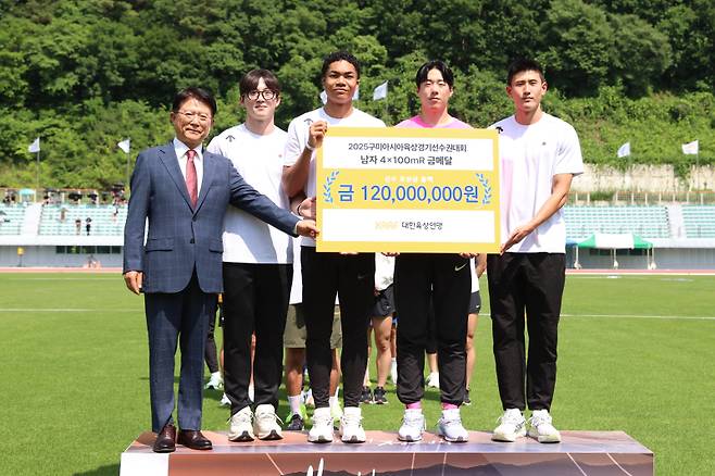 남자 육상 400m 릴레이팀이 23일 대한육상연맹으로부터 1억2000만원에 달하는 포상금을 지급받았다. 이들은 지난달 2025 구미 아시아육상선수권에서 400m 릴레이 금메달을 획득했다. 사진=대한육상연맹