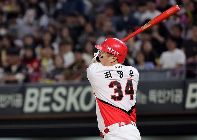 <yonhap photo-4409=""> 2,500안타를 홈런으로 장식하는 최형우 (광주=연합뉴스) 조남수 기자 = 27일 광주기아챔피언스필드에서 열린 프로야구 키움 히어로즈와 KIA 타이거즈의 경기. KIA 최형우가 5회말 2사 2루에서 역전 투런홈런을 날리고 있다. 최형우는 이 홈런으로 통산 2,500안타를 달성했다. 2025.5.27 iso64@yna.co.kr/2025-05-27 20:24:30/ <저작권자 ⓒ 1980-2025 ㈜연합뉴스. 무단 전재 재배포 금지, AI 학습 및 활용 금지></yonhap>