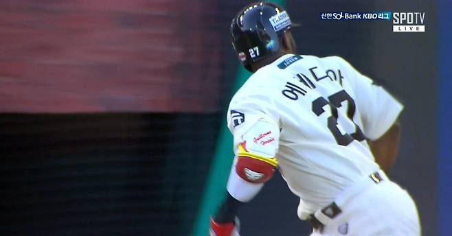 22일 인천 KIA전 7회 중전 안타 직후 주심을 향해 고개를 돌린 에레디아. 심판진은 이 과정에서 에레디아가 주심에게 욕설을 내뱉었다고 판단했다. 스포티비, 티빙 캡처