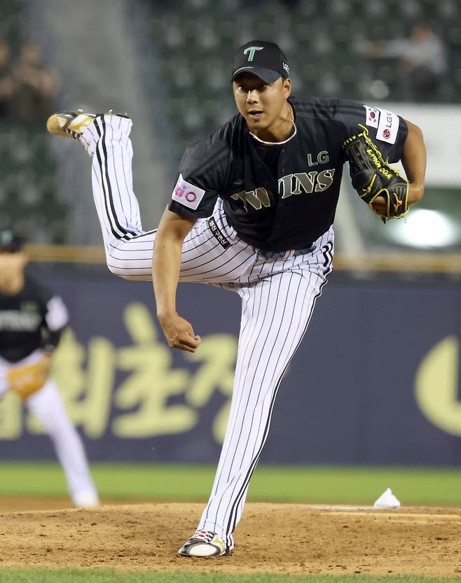 19일 오후 잠실야구장에서 열린 2025 프로야구 NC와 LG 경기. LG 투수 정우영이 7회 등판, 역투하고 있다. 잠실=정시종 기자 capa@edaily.co.kr /2025.06.19.