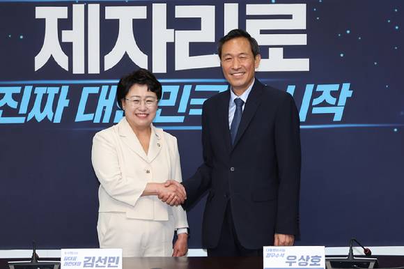 조국혁신당 김선민 당대표 권행대행이 지난 11일 서울 여의도 국회를 찾은 우상호 대통령실 정무수석을 접견하고 있다. 2025.6.11 [사진=연합뉴스]