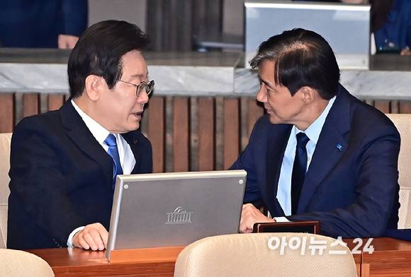 이재명 더불어민주당 대표와 조국 조국혁신당 대표가 지난 2024년 9월 2일 오후 서울 여의도 국회 본회의장에서 열린 국회 개원식 겸 제418회 국회(정기회) 개회식에서 대화를 하고 있다. [사진=곽영래 기자]