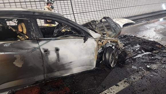 부산 황령터널에서 SM6 차량이 불에 타 멈춰서 있다. [사진=부산소방본부]