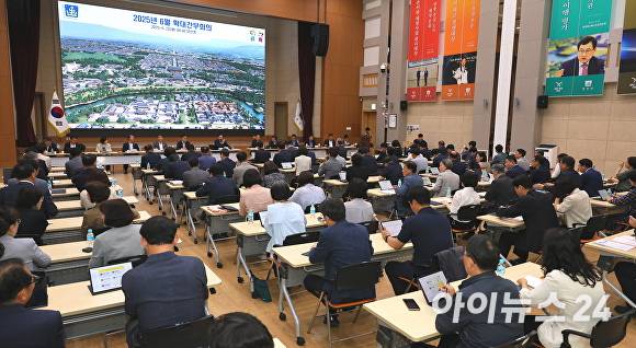 23일 경주시청 알천홀에서 열린 확대간부회의에서 주낙영 경주시장과 간부 공무원들이 시정 현안을 논의하고 있다. [사진=경주시청]