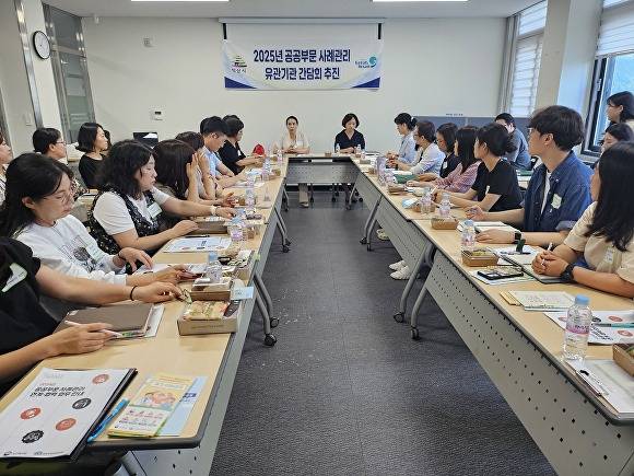 공공부문 사례관리 유관기관 간담회에서 권역별 담당자 네트워크 회의를 정례화키로 했다. [사진=익산시 ]