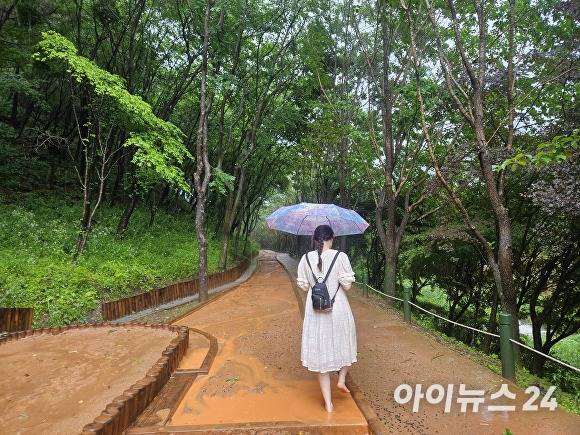 미동산수목원 미선향 황톳길. [사진=장예린 기자]