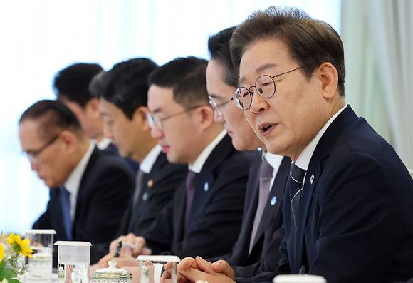 이재명 대통령이 지난 13일 서울 용산 대통령실에서 열린 6경제단체·기업인 간담회에서 발언하고 있다.  [사진=연합뉴스]