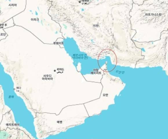 이란 의회는 미국의 폭격 직후 보복 조치로 호르무즈 해협 봉쇄를 의결했다. 빨간 원 안에 위치한 곳이 '호르무즈 해협'. [사진=구글맵]