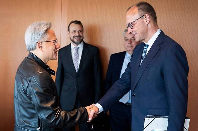 지난 6월 13일, 젠슨 황 엔비디아 CEO와 프리드리히 메르츠 독일 총리가 프랑스 파리에서 만나 데이터센터용 GPU 납품과 관련된 계약을 맺었다 / 출처=엔비디아