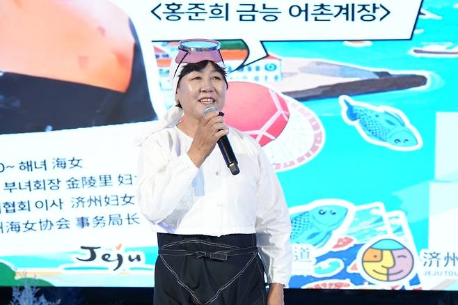 금능리 어촌계 홍준희 계장이 직접 마이크를 잡고 해녀의 삶을 이야기하고 있다. (제주관광공사 제공)
