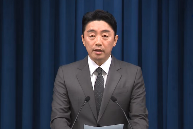 오늘(23일) 11개 중앙 부처 12개 장관급 인사 내용을 발표하는 강훈식 대통령실 비서실장. (SBS 보도 화면)