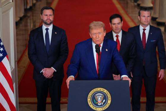 도널드 트럼프 미국 대통령이 21일 미국이 이란의 핵 시설을 폭격했다는 발표 이후 워싱턴 DC 백악관에서 JD 밴스(뒷줄 왼쪽부터) 미국 부통령, 마코 루비오 미국 국무장관, 피트 헤그세스 국방장관과 함께 연설하고 있다. AFP=연합뉴스
