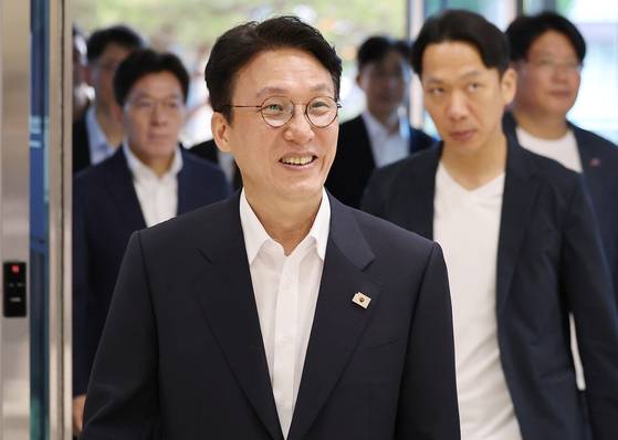 김민석 국무총리 후보자가 20일 오전 대구 수성구 알파시티 내 대구디지털혁신진흥원에 도착해 '인공지능 전환(AX) 연구거점 조성을 위한 경청 간담회'가 열리는 회의실로 향하고 있다. 뉴스1