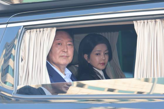 윤석열 전 대통령(왼쪽)과 김건희 여사가 지난 4월 11일 오후 서울 용산구 한남동 관저를 나서며 지지자들에 인사하고 있다. 공동취재단