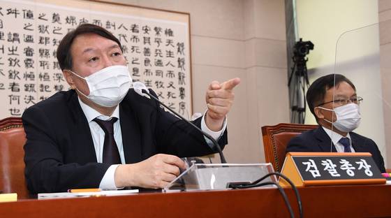 2022년 10월 윤석열 당시 검찰총장이 국회에서 열린 법제사법위원회 대검찰청 국정감사에서 답하고 있다. 오른쪽은 조남관 당시 대검찰청 차장검사. 오종택 기자