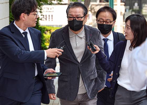 억대 불법 정치자금 수수 혐의로 불구속 기소된 무속인 '건진법사' 전성배씨가 지난달 서울남부지법에서 열린 두 번째 공판에 출석하고 있다. 뉴스1