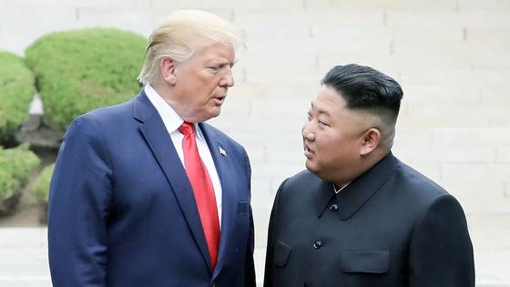 지난 2019년 6월 판문점 군사분계선 북측 지역에서 만나 인사한 뒤 남측 지역으로 이동하는 트럼프 대통령과 김정은 위원장. 연합뉴스