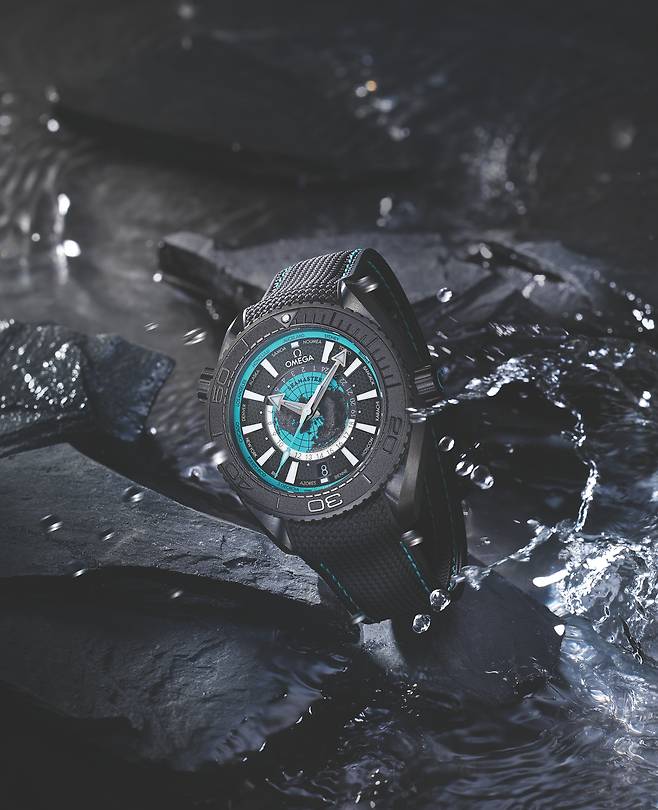 전 세계 24개 도시의 시간을 한눈에 확인할 수 있는 월드 타임 기능을 갖췄다. 사진 김흥수 작가