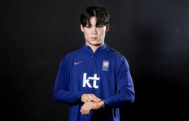 축구대표팀 주전 스트라이커 오현규가 시계 세리머니 포즈를 취하고 있다. 출전 시간이 적어도 구애 받지 않고 또 해냈다는 의미다. 김경록 기자