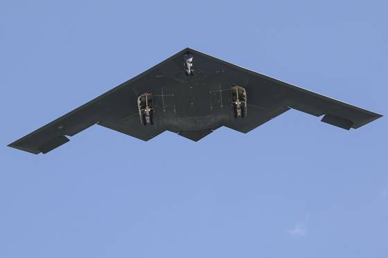 B-2 폭격기가 22일(현지시간) 이란 핵시설에 대한 공습을 마치고 미국 화이트맨 공군 기지에 도착하고 있다. AP=연합뉴스