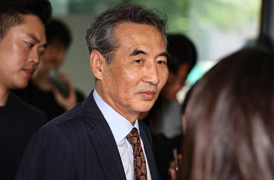 윤석열 전 대통령의 부인 김건희 여사 의혹 관련 사건 수사를 맡은 민중기 특별검사가 23일 오전 서울 서초구 임시 특검 사무실로 들어서고 있다. 뉴스1