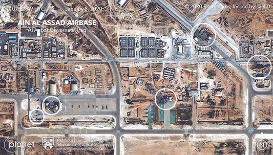 2020년 1월 8일 이란의 미사일 공격을 받은 이라크 알아사드 미군기지 위성사진이 공개됐다. 상업용 위성업체 ‘플래닛 랩스’가 촬영했다. 미군과 연합군이 주둔한 알아사드 기지의 다섯 곳(흰색 원) 시설이 타격을 받아 건물이 허물어지거나 주변부가 검게 변해버린 장면이 보인다. 일부 비행기 활주로에 미사일이 떨어진 장면도 나와 미사일 공격이 동시다발로 이뤄졌음을 짐작하게 한다. AP=연합뉴스