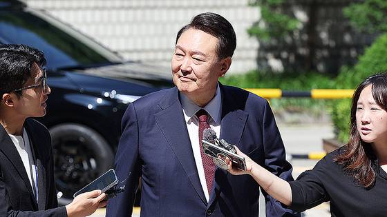 윤석열 전 대통령이 23일 오전 서울 서초구 서울중앙지방법원에서 내란 우두머리 혐의 사건 8차 공판에 출석하고 있다. 사진 뉴스1