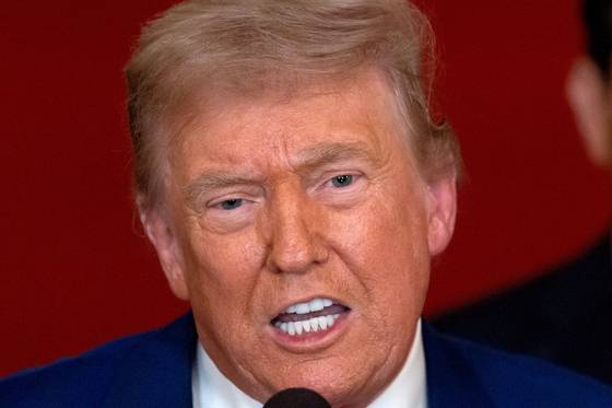 도널드 트럼프 미국 대통령이 21일(현지시간) 백악관에서 이란 핵시설에 대한 공습 작전을 마친 뒤 직접 대국민 연설을 하고 있다. AFP=연합뉴스