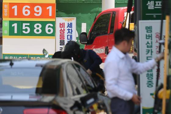 23일 서울 시내 한 주유소. 휘발윳값이 L당 1691원을 가리키고 있다. 연합뉴스