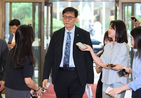이창용 한국은행 총재가 23일 오후 서울 중구 은행연합회에서 열린 은행장 간담회에 참석하고 있다.   이 총재는 이 자리에서 가계부채 관리 및 대내외 경제 환경에 따른 금융시장 안정 방안 등을 논의할 예정이다. 뉴스1