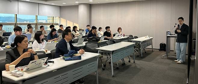 17일 퇴근 시간 이후 서울시 종로구 동화면세점 20층 강의실에서 유대근 한국일보 기자(맨오른쪽)가 '탐사·심층 기획보도의 모든 것'을 주제로 강의하고 있다. /삼성언론재단​ 제공