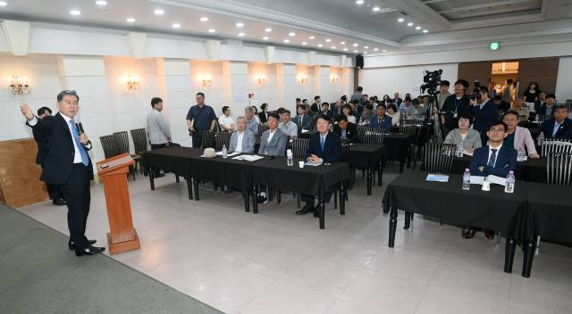 ▲ 지난 19일 원주 빌라드아모르에서 열린 ‘사통팔달 교통망 중심지 원주, 미래 발전 방안 심포지엄’에서 김연명 한서대 항공융합대학원장이 주제발표를 하고 있다. 방도겸 기자