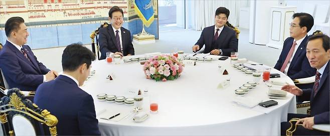 < 웃으며 시작한 오찬 회동 > 이재명 대통령이 22일 서울 한남동 관저에서 여야 지도부와 오찬 회동을 했다. 이 대통령부터 시계방향으로 김용태 국민의힘 비상대책위원장, 송언석 국민의힘 원내대표, 우상호 대통령실 정무수석, 강훈식 대통령실 비서실장, 김병기 더불어민주당 대표 직무대행 겸 원내대표.  김범준 기자