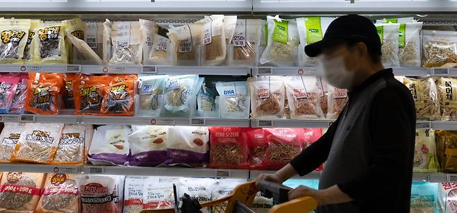 서울 시내의 한 대형 마트를 찾은 시민들이 장을 보고 있다. 뉴스1