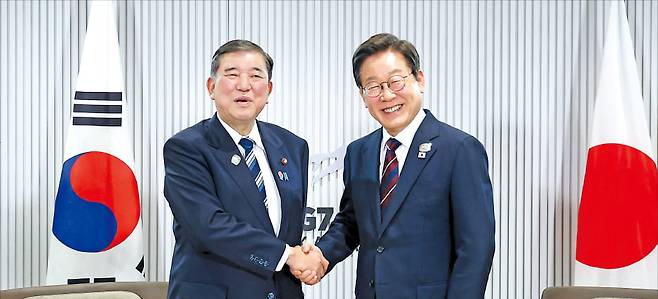 이재명 대통령(오른쪽)과 이시바 시게루 일본 총리가 지난 17일 캐나다 ﻿캐내내스키스에서 첫 한·일 정상회담을 열었다. ﻿ 김범준 한국경제신문 기자