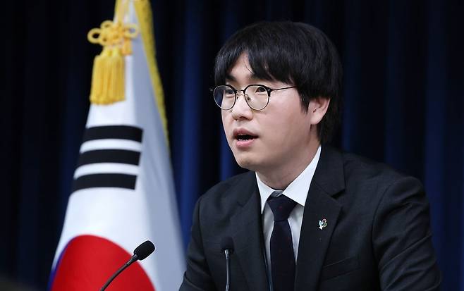 하정우 AI미래기획수석이 지난 19일 서울 용산구 대통령실 청사에서 이공계특별법 관련 브리핑을 하고 있다. 사진=뉴스1