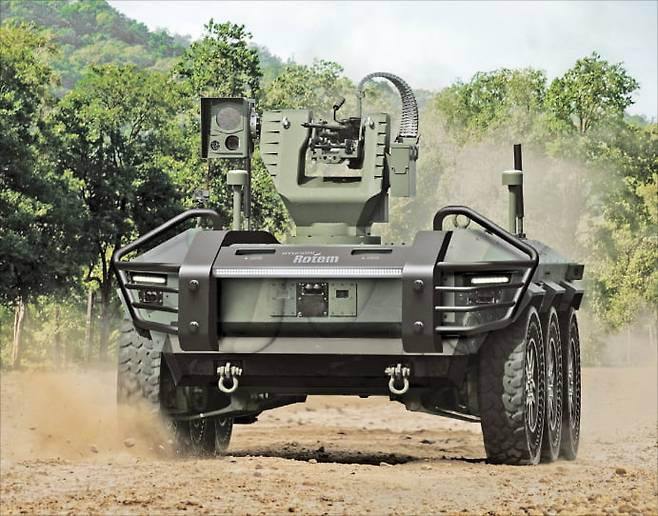 현대로템이 개발한 다목적 무인차량 HR-셰르파가 수색임무 활동을 하고 있다. 현대로템 제공