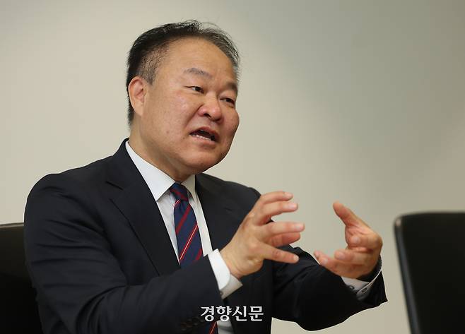 김학균 신영증권 리서치센터장이 지난 13일 경향신문과 인터뷰하고 있다. 정지윤 선임기자