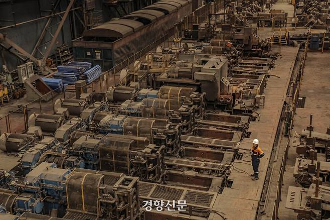 경북 포항시 ‘포스코 포항제철소 1선재공장’에서 지난 16일 만난 선재부 소속 이재석 과장(55)이 지난해 11월 가동을 멈춘 공장을 바라보고 있다. 이씨는 고등학교를 졸업한 1988년부터 이곳에서 36년간 근무했다. 포스코 제공