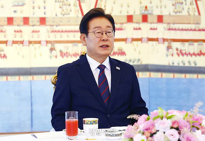 이재명 대통령이 22일 서울 한남동 관저에서 열린 여야 지도부 오찬 회동에서 모두발언을 하고 있다. 대통령실사진기자단