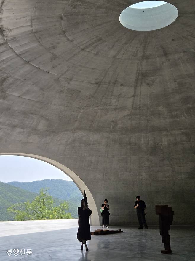 지난 19일 강원 원주시 뮤지엄산에서 안토니 곰리 상설 전시 공간 GROUND 개관 기념 퍼포먼스가 열리고 있다. 원주 | 윤승민 기자