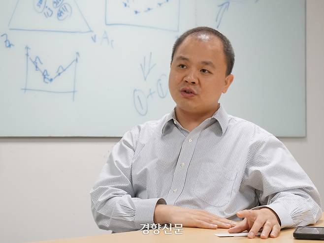 보 안 싱가포르 난양공대(NTU) 컴퓨팅·데이터사이언스대 석좌교수가 지난달 29일 같은 대학 캠퍼스에서 경향신문과 인터뷰를 하고 있다. 싱가포르 | 조문희 기자