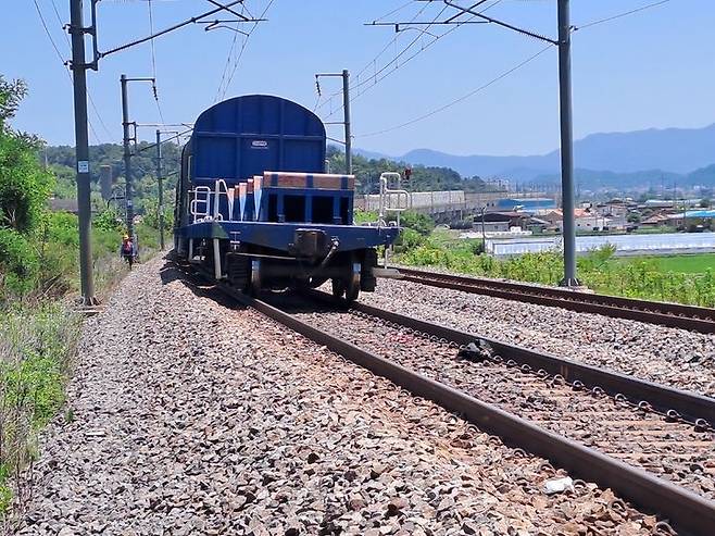 23일 오전 11시 40분쯤 전북 남원시 주생면을 지나던 화물열차가 행인을 들이받았다. 사진은 당시 사고가 발생한 열차의 모습. 전북소방본부 제공