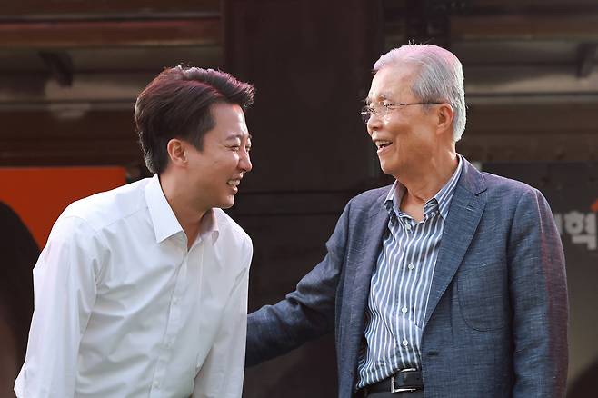 김종인 전 개혁신당 상임고문이 지난달 28일 서울 강남구 코엑스 동문에서 열린 이준석 당시 개혁신당 대선 후보의 집중유세 현장을 찾아 이 전 후보를 격려하고 있다.