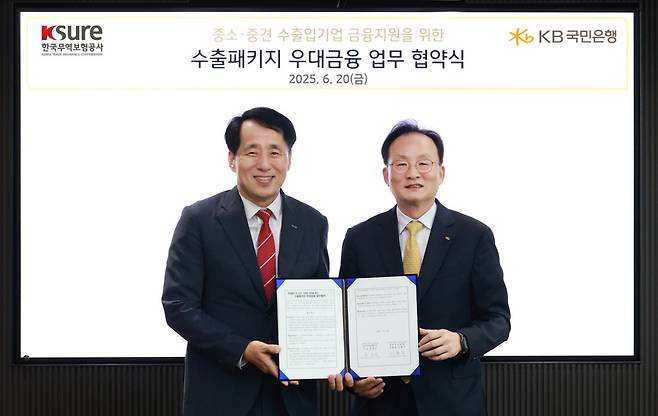 이환주 KB국민은행장(오른쪽)과 장영진 한국무역보험공사 사장이 지난 20일  ‘중소·중견기업 수출입 활성화를 위한 업무협약’을 체결한 뒤 기념촬영을 하고 있다. KB국민은행 제공