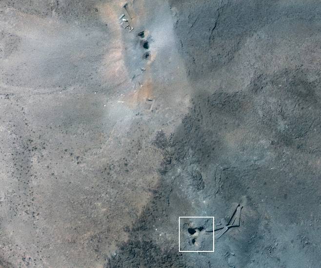 구멍 아래 무엇이 미국이 이란의 핵시설 3곳을 공습한 다음날인 22일(현지시간) 이란 포르도 핵시설을 촬영한 위성사진에 벙커버스터 GBU-57 12발 폭격으로 만들어진 구멍 6개(네모 안)가 보인다. 로이터연합뉴스