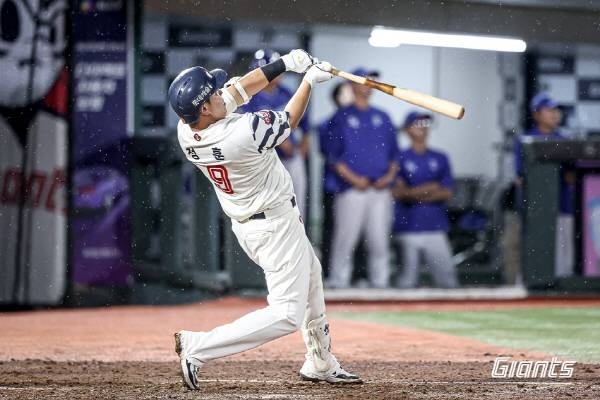 지난 21일 삼성과 첫 번째 경기에서 롯데 정훈이 승부에 쐐기를 박는 솔로 홈런을 치고 있다. 롯데 자이언츠 제공